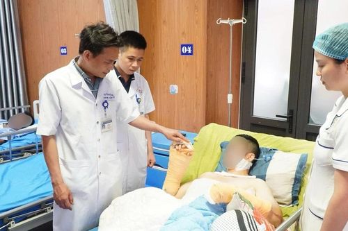 6 giờ vi phẫu nối đôi tay bị chém đứt cho nam TikToker