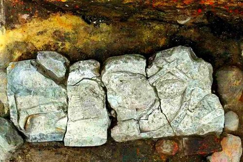 Phát hiện bia mộ hiệp sĩ cổ, chi tiết khiến ai cũng sửng sốt