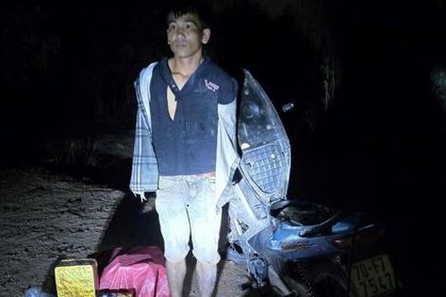 Bắt giữ đối tượng buôn lậu 57kg pháo hoa nổ qua biên giới