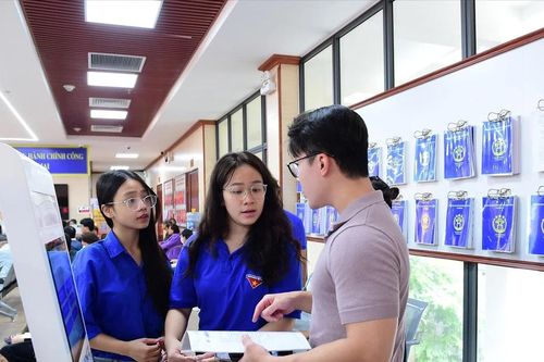 Nụ cười 'Gen Alpha' ở trung tâm hành chính công