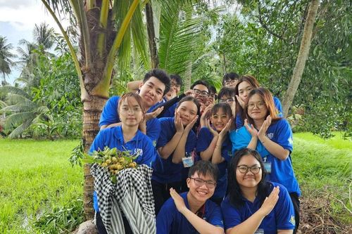 Sinh viên tình nguyện giúp người dân làm đường nông thôn