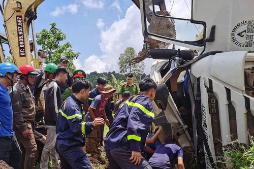 Phá cửa, cứu người mắc kẹt trong ca bin xe chở bê tông bị lật