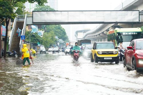 Đường lớn Hà Nội thành 'sông' sau 15 phút mưa lớn