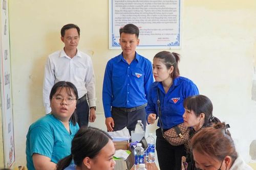 Bác sĩ 'áo xanh' khám chữa bệnh miễn phí ở Đà Nẵng