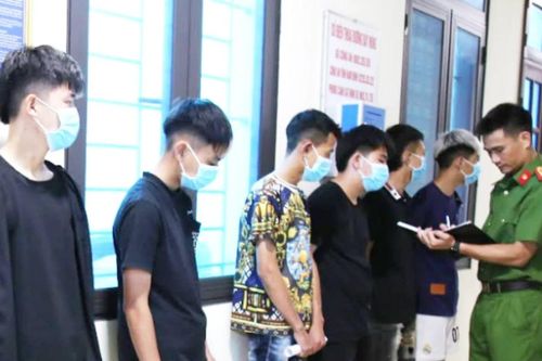 Hai nhóm đối tượng mang hung khí rượt đuổi nhau và cướp tài sản