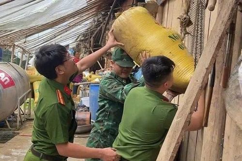 Công an Lào Cai căng mình di dời người và tài sản của người dân khỏi vùng sạt lở