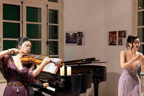 Không cần sân khấu lung linh, các nghệ sĩ vẫn khiến khán giả thổn thức