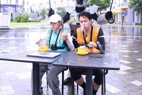 Emily 'chơi lớn' nắm tay học trò của chồng, Kaity Nguyễn tự nhận 'chơi dơ'