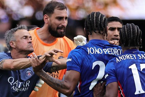 Luis Enrique tát Joao Pedro: Kẻ thua cuộc hung hăng