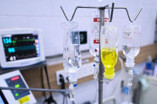 Cấp cứu người phụ nữ kẹt bàn tay trong máy xay thịt do hàng xóm bất cẩn