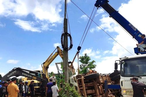 Cận cảnh hàng chục người đập cửa cứu phụ xe mắc kẹt trong cabin