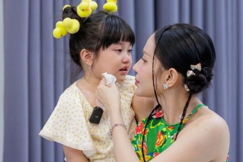 Khả Như thành 'bảo mẫu bất đắc dĩ' cho gia đình Lê Dương Bảo Lâm