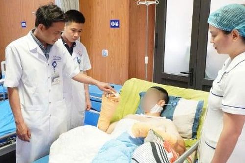 Xuyên đêm phẫu thuật nối thành công hai bàn tay bị chém đứt rời cho nam Tiktoker ở Thái Nguyên