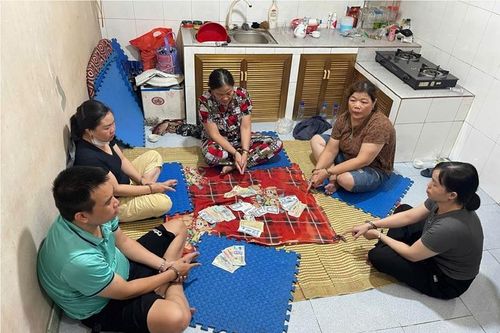 Bắt quả tang nhóm đối tượng đánh 'lốc' ăn tiền… trong bếp