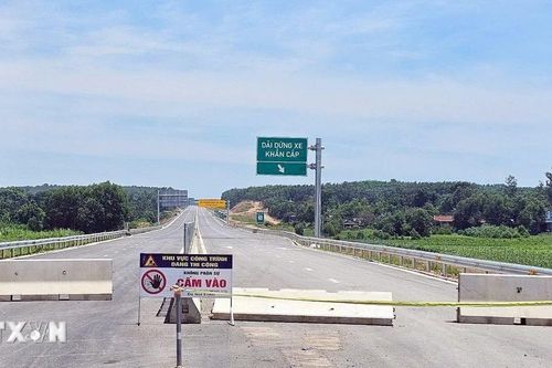 Lắp thêm biển cảnh báo ra, vào cao tốc Vạn Ninh-Cam Lộ