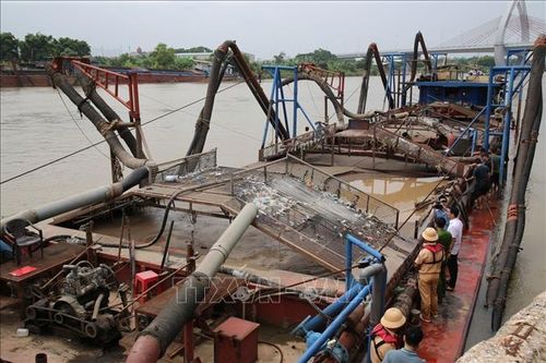 Bắt quả tang phương tiện đang khai thác cát trái phép trên sông Đào