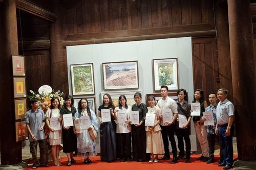 'Nối': Triển lãm tranh màu nước lấy cảm hứng từ đời sống
