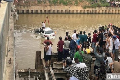 Vụ ô tô mất lái đâm 2 xe máy rồi rơi xuống sông: Đã xác định 3 người tử vong