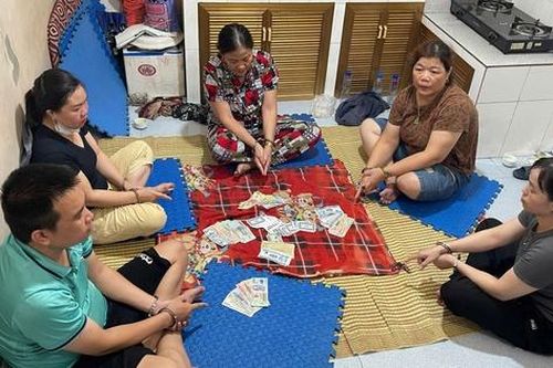 Phát hiện hành vi bất chính của 4 người phụ nữ và gã trai tại khu vực nhà bếp