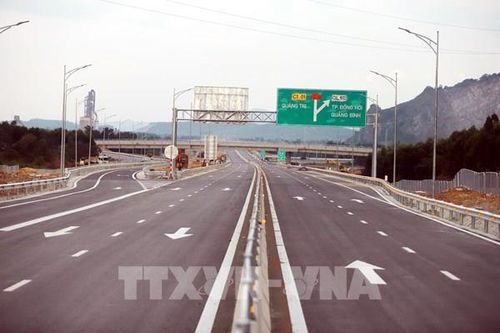 Lắp thêm biển cảnh báo ra, vào cao tốc Vạn Ninh – Cam Lộ