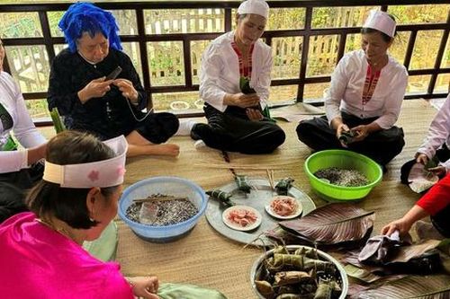Phụ nữ Mường gìn giữ tín ngưỡng, lan tỏa giá trị văn hóa truyền thống Tết Doi