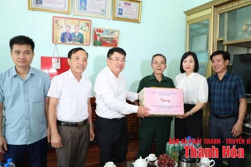 Trưởng Ban Quản lý KKT Nghi Sơn và các KCN thăm hỏi, tặng quà gia đình chính sách