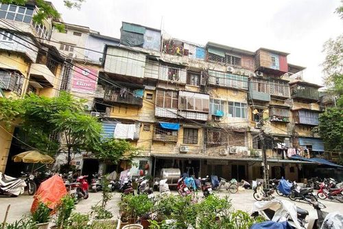 Cận cảnh tình trạng xuống cấp của một trong những khu tập thể có tuổi đời 'già' nhất ở Hà Nội