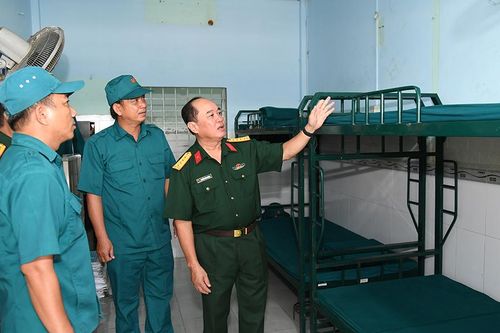 Kiểm tra, nắm tình hình hoạt động Ban Chỉ huy Quân sự phường Long Xuyên và xã An Châu
