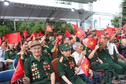 Gặp mặt tri ân, tặng quà cựu chiến binh