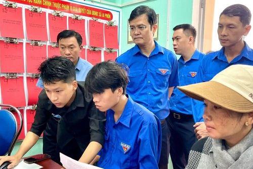 Bí thư thứ nhất Ban Chấp hành Trung ương Đoàn thăm đội hình thanh niên tình nguyện 3 xã biên giới