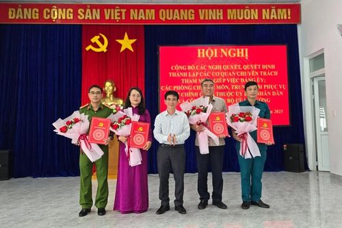 Gia Lai: Phường Hội Phú công bố các nghị quyết, quyết định về công tác tổ chức và cán bộ
