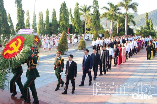 Lãnh đạo tỉnh đặt vòng hoa, dâng hương viếng Nghĩa trang liệt sĩ Hòn Dung