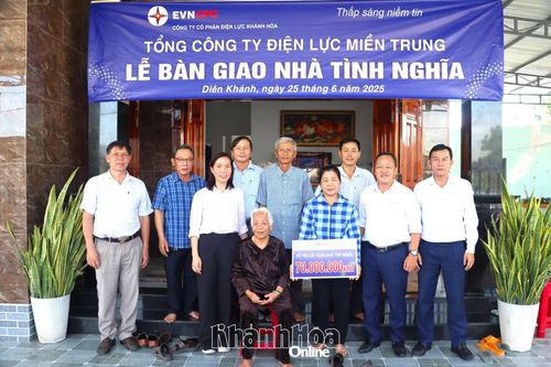 Công ty Cổ phần Điện lực Khánh Hòa bàn giao nhà tình nghĩa thứ 5 cho hộ nghèo