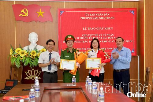 Phường Nam Nha Trang khen thưởng đột xuất cho người nhặt được của rơi, trả người đánh mất