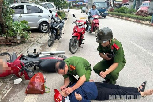 Cảnh sát cơ động kịp thời cứu người bị nạn trên đường