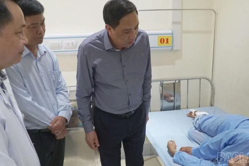 Đồng chí Hoàng Giang, Phó Bí thư Thường trực Tỉnh ủy Lào Cai thăm hỏi, chia buồn với gia đình có người bị nạn trong vụ sạt lở đất tại thôn Khe Qué, xã Xuân Ái