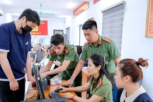 Tăng tốc hoàn thành cấp định danh điện tử cho người nước ngoài