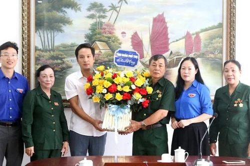 Tỉnh Đoàn Phú Thọ chúc mừng Hội Cựu Thanh niên xung phong nhân dịp kỷ niệm 75 năm Ngày truyền thống
