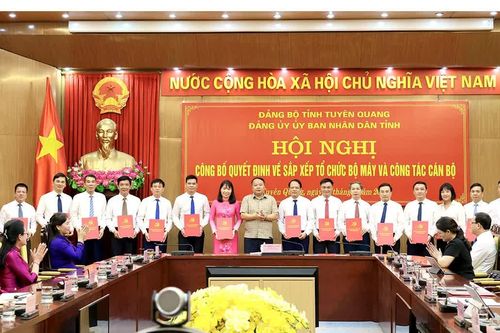 Đảng ủy UBND tỉnh công bố quyết định về sắp xếp tổ chức bộ máy và công tác cán bộ
