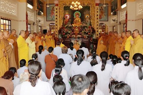 Vĩnh Long: Lễ dâng y cúng dường tại chùa Phật Tâm