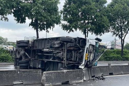 TP.HCM: Liên tiếp hai xe tải tông dải phân cách, đường Đỗ Mười kẹt cứng giữa trưa
