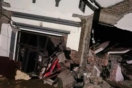 Sạt lở taluy làm sập đổ hoàn toàn 2 nhà dân khiến 2 người chết và 3 người bị thương