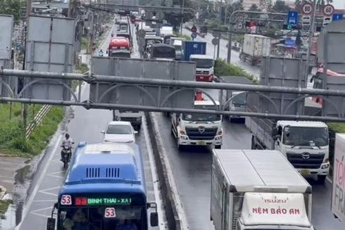 2 vụ TNGT xảy ra cùng lúc khiến đường Đỗ Mười ùn ứ kéo dài