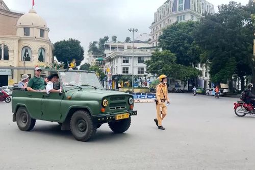 Kiểm soát chặt xe UAZ chạy trên đường phố Thủ đô