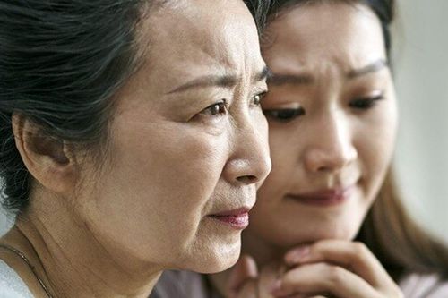 Mẹ vợ ở quê đi từ 5h sáng mang thịt lợn lên cho cháu, nhìn mâm cơm con rể nấu mà nghẹn ngào