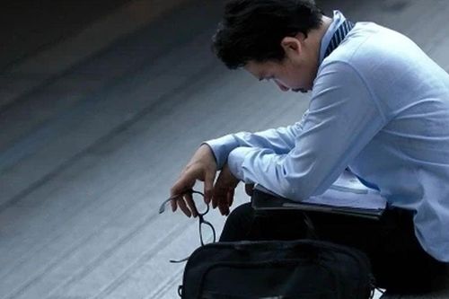 Em trai khoe lương trăm triệu, ai ngờ nợ ngập đầu và âm thầm giữ cả sổ đỏ nhà bố mẹ