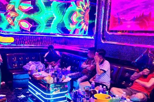 Cảnh sát ập vào Karaoke Dubai Bến Tre, phát hiện 6 thanh niên đang làm một việc không thể chấp nhận được