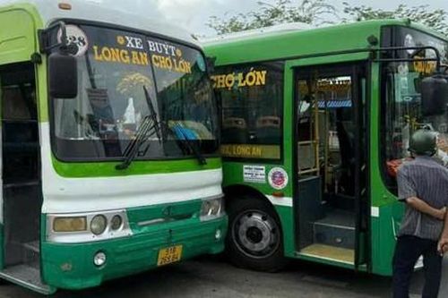 TPHCM: Đình chỉ tài xế vụ xe buýt chèn ép nhau trên xa lộ để tranh giành khách