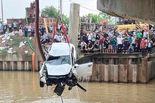 Ô tô tông hai xe máy rơi sông ở Nghệ An: Tìm thấy thi thể nạn nhân cuối cùng