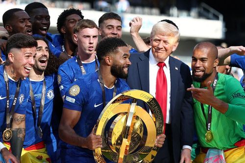 Tổng thống Trump hành động bất ngờ sau khi trao cúp, cầu thủ Chelsea bối rối